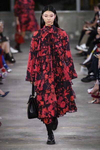 Миллион алых роз — чем нас покорила новая коллекция Valentino Pre-Fall-2019 Миллион алых роз — чем нас покорила новая коллекция Valentino Pre-Fall-2019