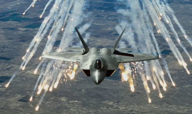 Авария ВВС США: на кадры попал разбившийся истребитель пятого поколения F-22 Авария ВВС США: на кадры попал разбившийся истребитель пятого поколения F-22