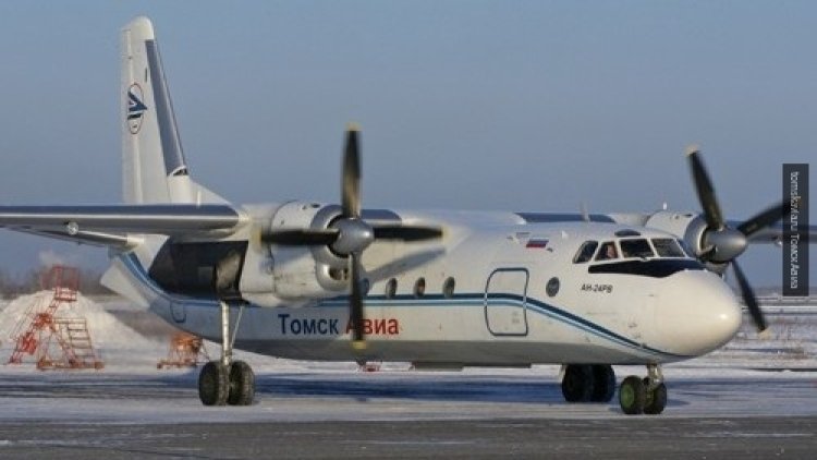В Иркутской области Ан-24 задел крылом осветительную мачту на взлетной полосе