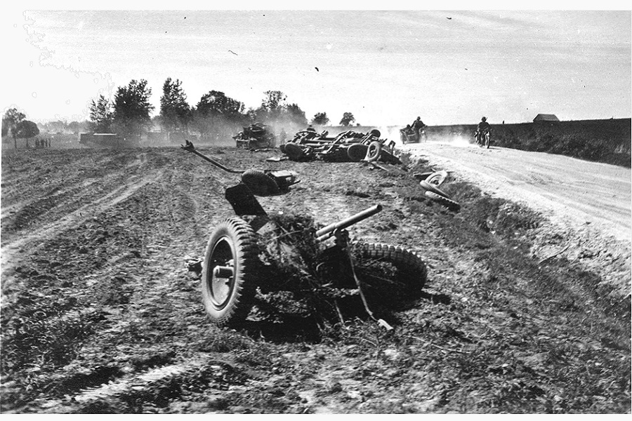336. 1941.06. Расейняй. Раздавленные немецкие 37-мм орудия. 23-25 июня 1941 Один танк сдержал дивизию вермахта – подвиг в литовском Расейняе