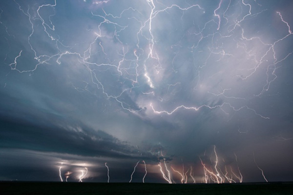 tornado-molniyami-ohotnik-krasivye-fotografii-neobychnye-fotografii