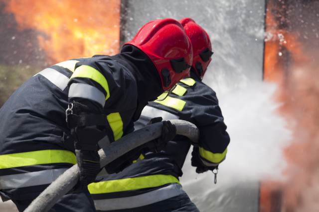 Пожарные спасли двух человек из горящей квартиры в Москве