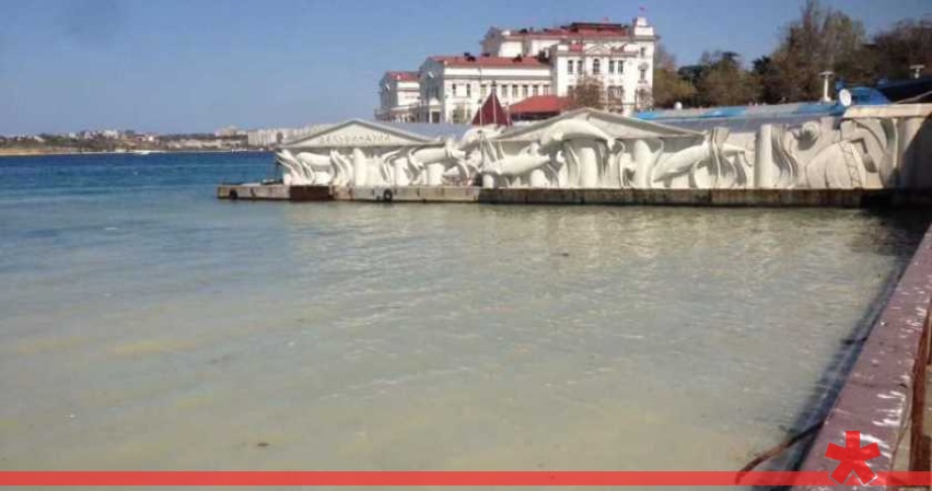 Черное море в Артбухте стало коричневым от нечистот Черное море в Артбухте стало коричневым от нечистот