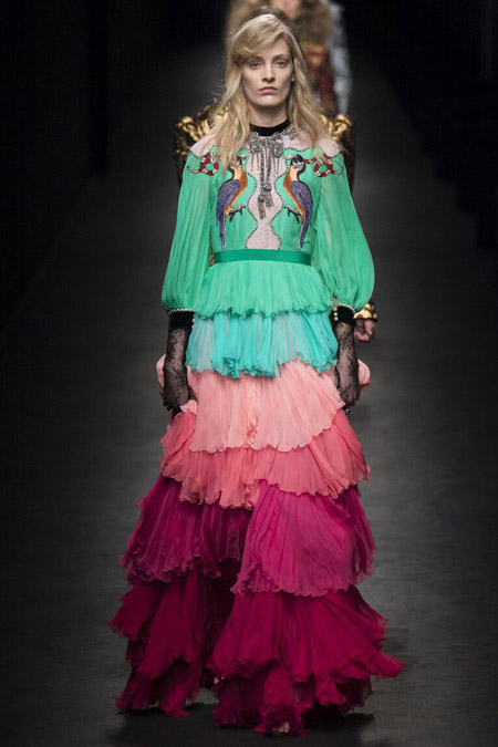  Модель в разноцветном платье от Gucci