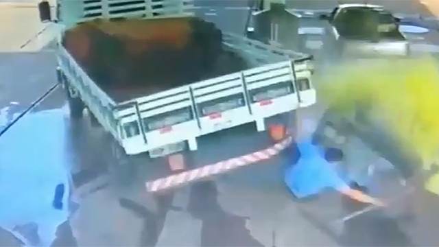 В Бразилии неуправляемый грузовик задавил уборщика на заправке