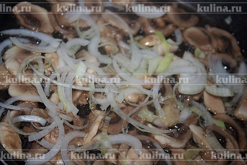 Куриные котлеты с сырной начинкой и с соусом Через несколько минут добавить в сковороду нарезанный лук и обжаривать вместе с грибами до готовности.