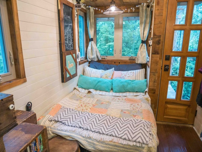 Диван-футон легко превращается в дополнительное спальное место (Tiny House Giant). | Фото: airbnb.ru.