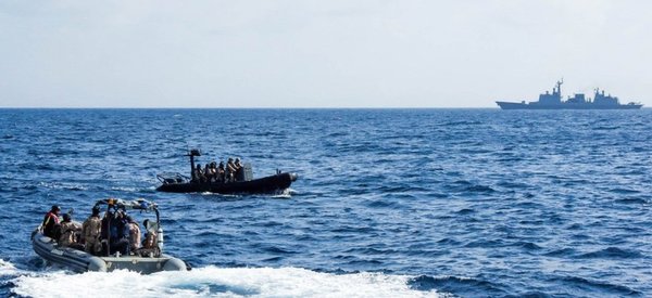 Пираты напали не на тех: Ударный корабль РФ догнал сомалийских пиратов Пираты напали не на тех: Ударный корабль РФ догнал сомалийских пиратов