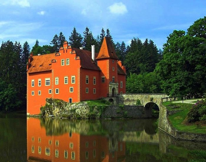 10 красивейших замков на воде (19 фото)