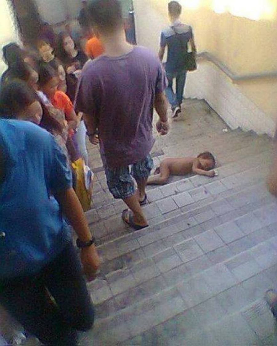 Этот малыш лежал голый на ступеньках и не двигался... А люди с безразличием проходили мимо... Этот малыш лежал голый на ступеньках и не двигался... А люди с безразличием проходили мимо...
