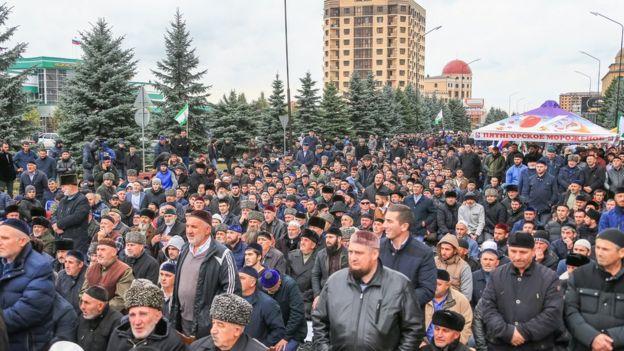 В Ингушетии продолжается митинг из-за договора о разделе земель с Чечней В Ингушетии не утихают протесты из-за договора о разделе земель с Чечней