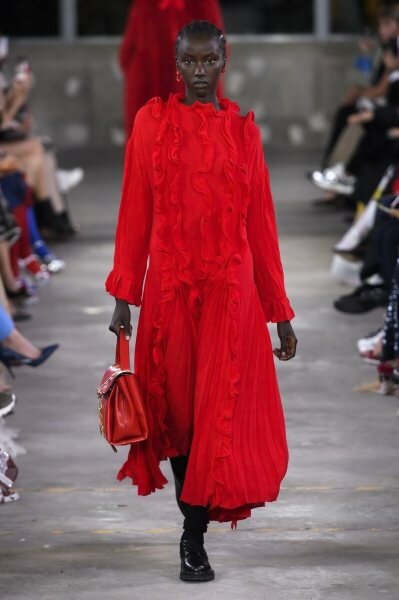 Миллион алых роз — чем нас покорила новая коллекция Valentino Pre-Fall-2019 Миллион алых роз — чем нас покорила новая коллекция Valentino Pre-Fall-2019