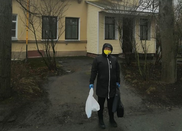 Соцработники в Северном не только доставляют пенсионерам продукты, но и поддерживают их морально
