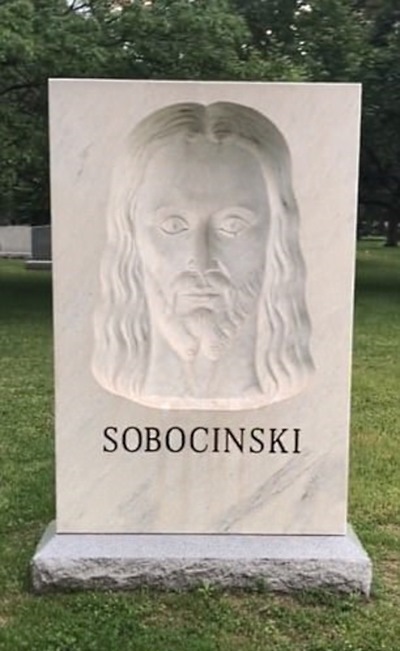 Проходя на кладбище мимо этого надгробия, люди начинают креститься... Проходя на кладбище мимо этого надгробия, люди начинают креститься...
