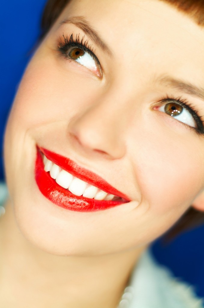 shutterstock 1382792 679x1024 Девушка с красной помадой   Girl with red lipstick