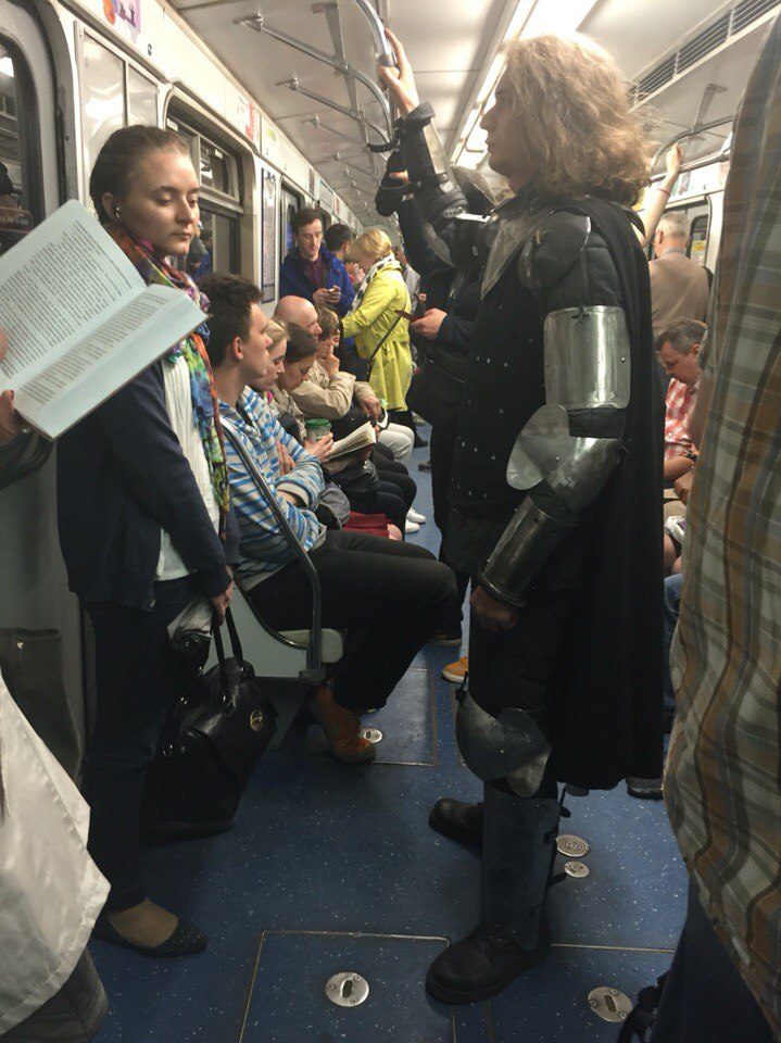 Метромода (приколисты, весельчаки, косплейщики, ну и разные другие...) этакие "специи", разбавляющие бульон обыденности Метромода (приколисты, весельчаки, косплейщики, ну и разные другие...) этакие "специи", разбавляющие бульон обыденности