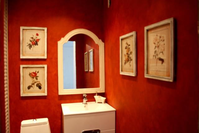 Красная ванная комната, аксессуары для ванной, красный в интерьере