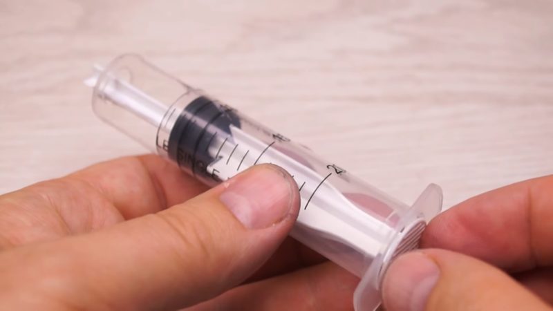 Интересное изобретение из копеечного аптечного одноразового шприца