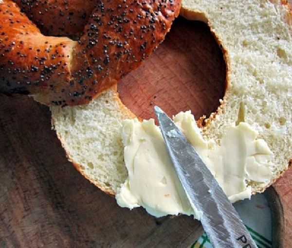 сливочный сыр с хлебом
