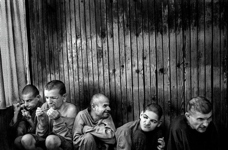 Сумасшедшие дома в Сербии повергли фотографа в шок Сумасшедшие дома в Сербии повергли фотографа в шок
