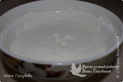 Девочки,по многочисленным просьбам))) Может ничего нового и не открою,но надеюсь кому-то и пригодится. Фарфор готовлю в микроволнвке.Состав:дисперсия пластифицированная полстакана+клей пва полстакана+ст.л.глицерина+ст.л вазелиного масла+ст. л детского масла джонсонс беби+ч.л лимонной кислоты.Сначало все это перемешали и добавляем стакан кукурузного крахиала,все тщательно перемешать.А потом в микроволновке,сначало 2раза по 40сек,затем по 30 сек,каждый раз тщательно перемешиваем фарфор,я всегда смотрю и время доваривания регулирую по состоянию фарфора.Так как использую дисперсию(в ней много пластификатора)здесь главное не переварить,а то зарезиниться.Варю до состояния легкой липкости,потом смазываю руки кремом и вымешиваю,липкость уходит,фарфор становиться однородным и одновременно мягким и упругим.Этот фарфор лвчше немного недоварить,я если недовариваю,то потом беру кусочек,который мне нужен для работы и подсушиваю его феном.При работе он достаочно долго не сохнет,чтобы торопиться с лепкой,в готовом изделии за сутки высыхает.Готовые цветочки не хрупкие,даже немного лепесточки гнутся(в теплом и влажном помещении так будет всегда).Если что -то непонятно,спрашивайте.Удачи вам! Дальше немного подробнее буду описывать. Фото ингридиентов в самом низу. фото 10