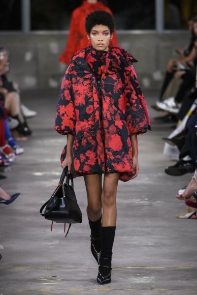Миллион алых роз — чем нас покорила новая коллекция Valentino Pre-Fall-2019 Миллион алых роз — чем нас покорила новая коллекция Valentino Pre-Fall-2019