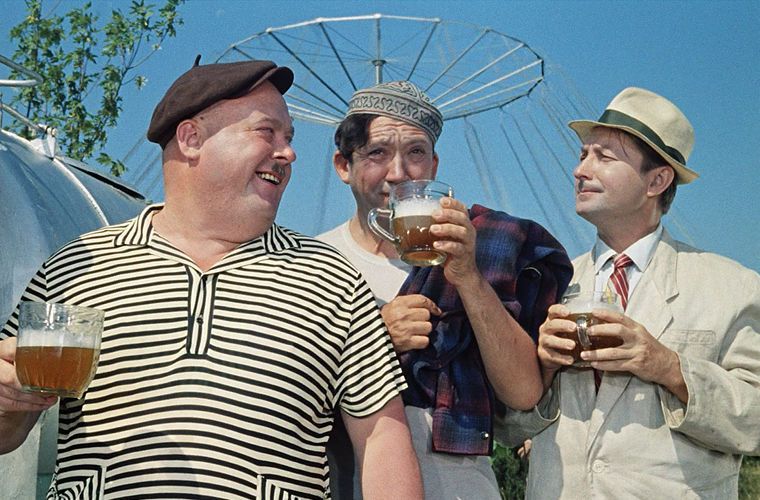 Привычка «соображать на троих» вышла в мир Привычка «соображать на троих» вышла в мир СССР, граненый стакан, губастый, история, посуда, стакан, стекло, факты