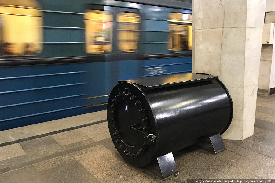 Странные черные контейнеры в метро Странные черные контейнеры в метро