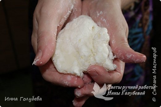 Девочки,по многочисленным просьбам))) Может ничего нового и не открою,но надеюсь кому-то и пригодится. Фарфор готовлю в микроволнвке.Состав:дисперсия пластифицированная полстакана+клей пва полстакана+ст.л.глицерина+ст.л вазелиного масла+ст. л детского масла джонсонс беби+ч.л лимонной кислоты.Сначало все это перемешали и добавляем стакан кукурузного крахиала,все тщательно перемешать.А потом в микроволновке,сначало 2раза по 40сек,затем по 30 сек,каждый раз тщательно перемешиваем фарфор,я всегда смотрю и время доваривания регулирую по состоянию фарфора.Так как использую дисперсию(в ней много пластификатора)здесь главное не переварить,а то зарезиниться.Варю до состояния легкой липкости,потом смазываю руки кремом и вымешиваю,липкость уходит,фарфор становиться однородным и одновременно мягким и упругим.Этот фарфор лвчше немного недоварить,я если недовариваю,то потом беру кусочек,который мне нужен для работы и подсушиваю его феном.При работе он достаочно долго не сохнет,чтобы торопиться с лепкой,в готовом изделии за сутки высыхает.Готовые цветочки не хрупкие,даже немного лепесточки гнутся(в теплом и влажном помещении так будет всегда).Если что -то непонятно,спрашивайте.Удачи вам! Дальше немного подробнее буду описывать. Фото ингридиентов в самом низу. фото 14