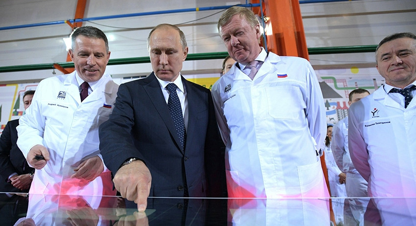 Президент России Владимир Путин, член правления челябинского трубопрокатного завода Андрей Комаров, председатель Роснано Анатолий Чубайс во время посещения цеха Этерно челябинского трубопрокатного завода