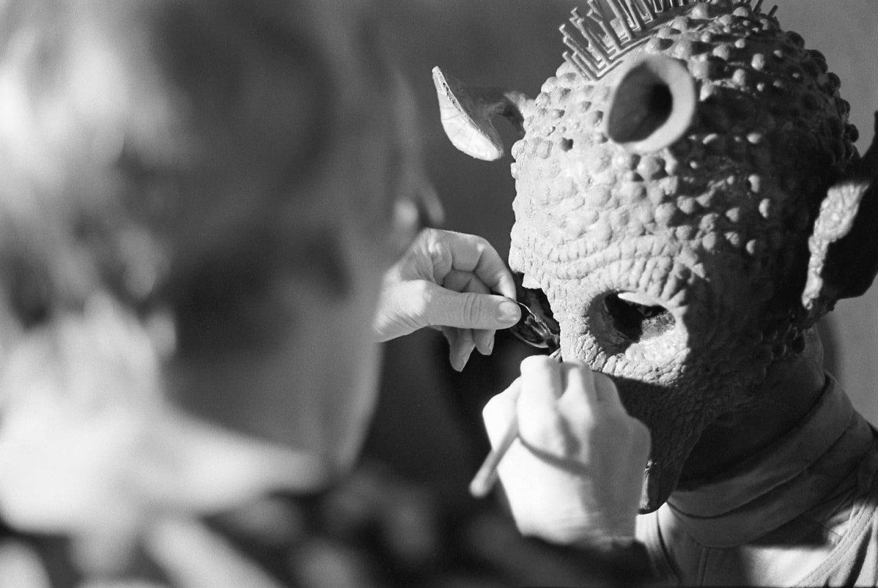 Художник по костюмам создает маску родианца звездные войны, съемка, фотография, эпизод IV