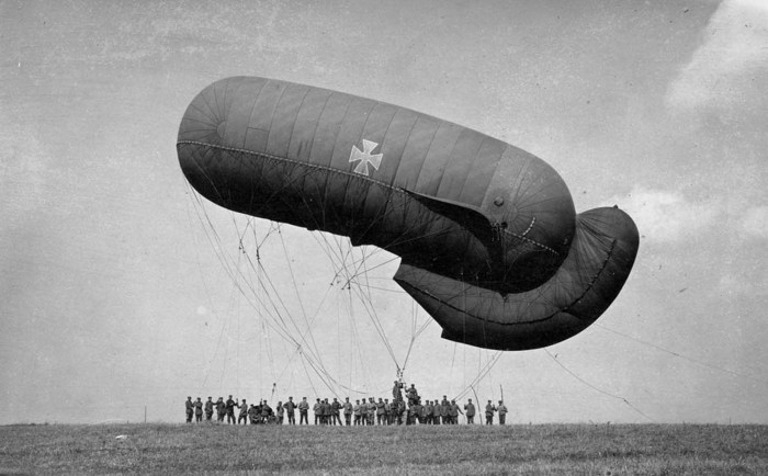 Немецкий аэростат на привязи. Франция, 1916 год. Немецкий аэростат на привязи. Франция, 1916 год.