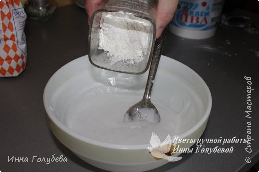 Девочки,по многочисленным просьбам))) Может ничего нового и не открою,но надеюсь кому-то и пригодится. Фарфор готовлю в микроволнвке.Состав:дисперсия пластифицированная полстакана+клей пва полстакана+ст.л.глицерина+ст.л вазелиного масла+ст. л детского масла джонсонс беби+ч.л лимонной кислоты.Сначало все это перемешали и добавляем стакан кукурузного крахиала,все тщательно перемешать.А потом в микроволновке,сначало 2раза по 40сек,затем по 30 сек,каждый раз тщательно перемешиваем фарфор,я всегда смотрю и время доваривания регулирую по состоянию фарфора.Так как использую дисперсию(в ней много пластификатора)здесь главное не переварить,а то зарезиниться.Варю до состояния легкой липкости,потом смазываю руки кремом и вымешиваю,липкость уходит,фарфор становиться однородным и одновременно мягким и упругим.Этот фарфор лвчше немного недоварить,я если недовариваю,то потом беру кусочек,который мне нужен для работы и подсушиваю его феном.При работе он достаочно долго не сохнет,чтобы торопиться с лепкой,в готовом изделии за сутки высыхает.Готовые цветочки не хрупкие,даже немного лепесточки гнутся(в теплом и влажном помещении так будет всегда).Если что -то непонятно,спрашивайте.Удачи вам! Дальше немного подробнее буду описывать. Фото ингридиентов в самом низу. фото 6