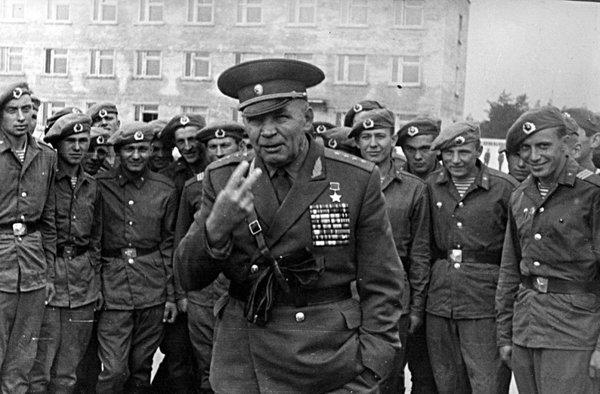 Как генерал Дядя Вася своими десантниками американцев напугал: «Это с ними мы собираемся воевать?» Как генерал Дядя Вася своими десантниками американцев напугал: «Это с ними мы собираемся воевать?»