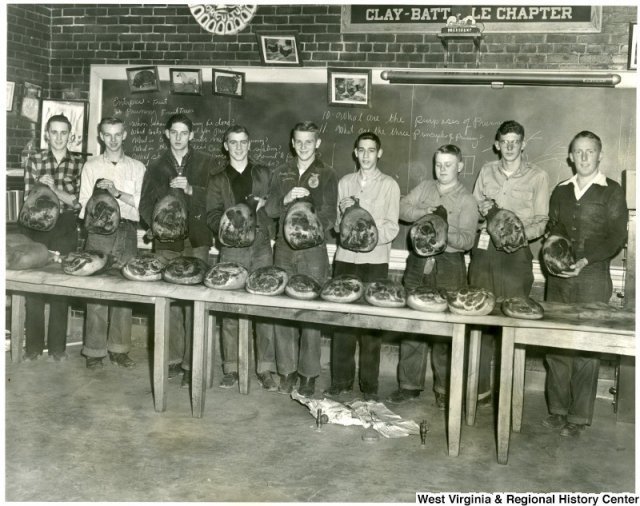 Американские школьники учатся коптить окорок. 1951 г история, люди, мир, фото