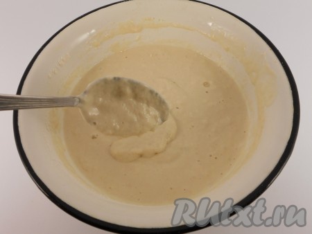 Прежде всего нужно замесить опару: всыпать дрожжи в теплую воду, оставить на 5-7 минут, размешать. Из общего количества муки добавить в дрожжевую смесь столько, чтобы получилась масса, как густая овсяная каша.