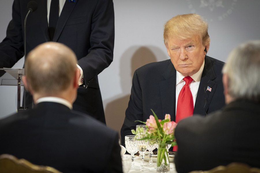 Трамп делает это из вредности. И ради самозащиты