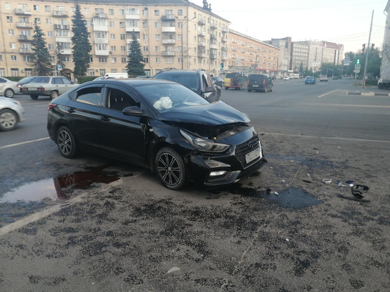 В столкновении двух иномарок на площади в Твери пострадала женщина