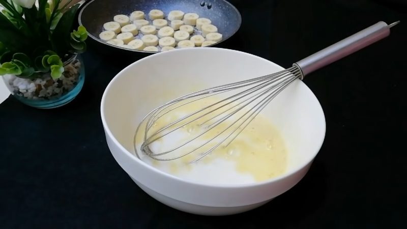 Известный рецепт пирога на сковороде с 1 яйцом