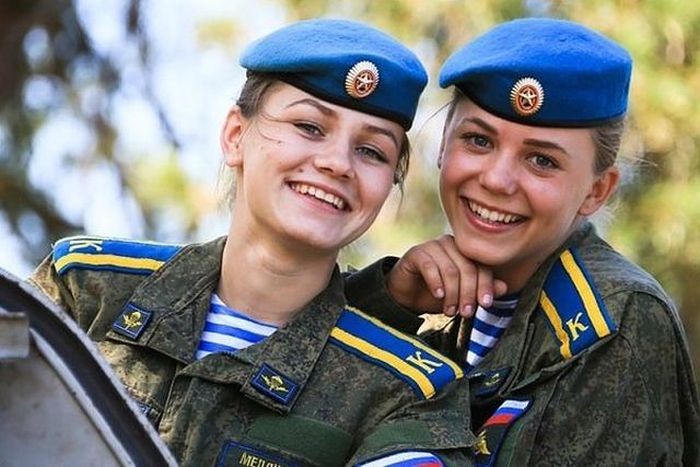 Курсантки высшего воздушно-десантного командного училища (12 фото)