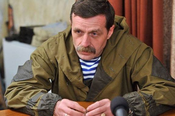 Игорь Безлер долго молчал слушая бредни Стрелкова... не выдержал... как то захотелось высказаться. Игорь Безлер долго молчал слушая бредни Стрелкова... не выдержал... как то захотелось высказаться.