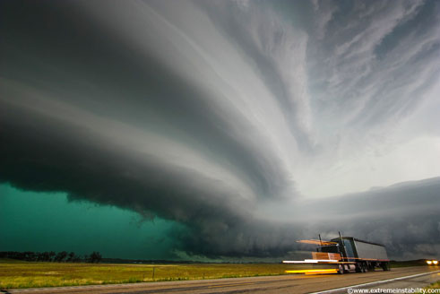 tornado-molniyami-ohotnik-krasivye-fotografii-neobychnye-fotografii