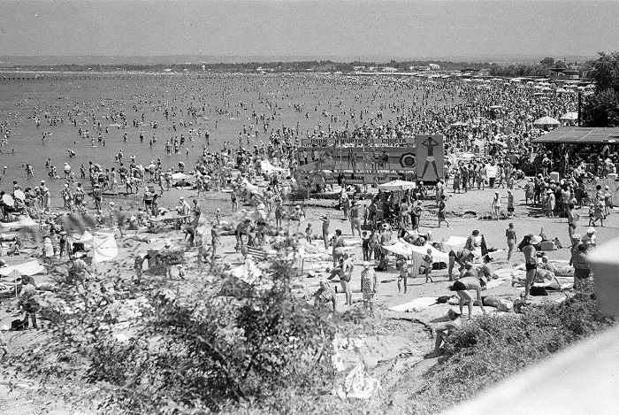 Многочисленные туристы, отдыхающие на городском пляже Анапы. Многочисленные туристы, отдыхающие на городском пляже Анапы.