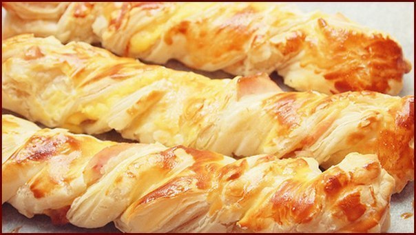 Булочки из слоеного теста с курицей и сыром рецепт