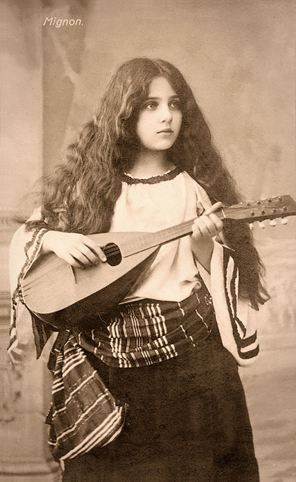 Цыганка с мандолиной Красота женщин прошлого в винтажных открытках 1900-1910 годов