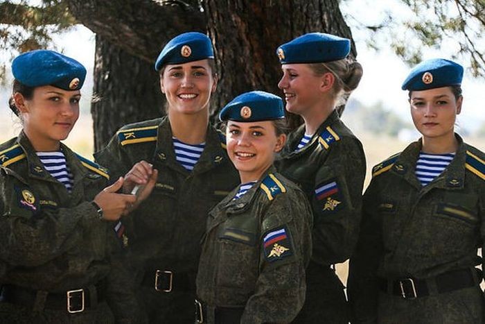 Курсантки высшего воздушно-десантного командного училища (12 фото)