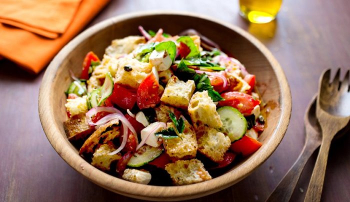 Хлебно-овощной салат. \ Фото: kulinarissimo.com. 8 вкусных овощных салатов, которыми не стыдно угостить гостей