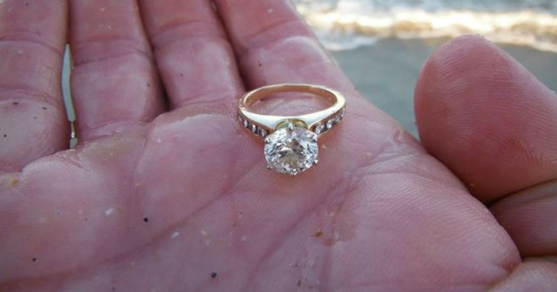 Отдыхая у побережья моря, девушка нашла в песке золотое кольцо. Спустя 3 дня с ней случилась УДИВИТЕЛЬНАЯ вещь…