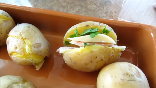 Проще пареной репы - ленивый ужин! Картошка с колбаской и сыром в духовке Еда, Картофель, Вкусно, Готовка, Рецепт, Видео рецепт, Другая кухня, Длиннопост, Просто, Видео