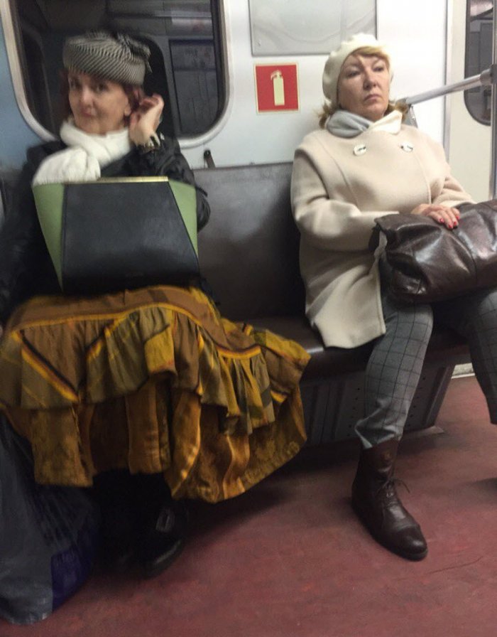 Стиляги в метро (35 фото)